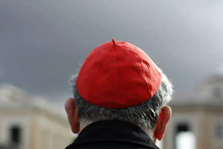 Cardeal canadense Thomas Christopher Collins caminha pela praça de São Pedro, no Vaticano (REUTERS / Paul Hanna)