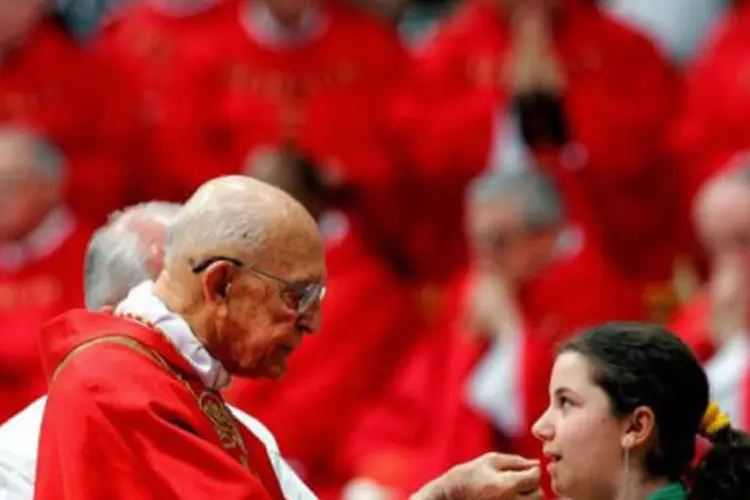 Dom Eugênio dá a comunhão: com sua morte, o colégio cardinalício conta com 208 membros, entre eles 121 eleitores no caso de conclave ou eleição do Papa (©AFP / Thomas Coex)