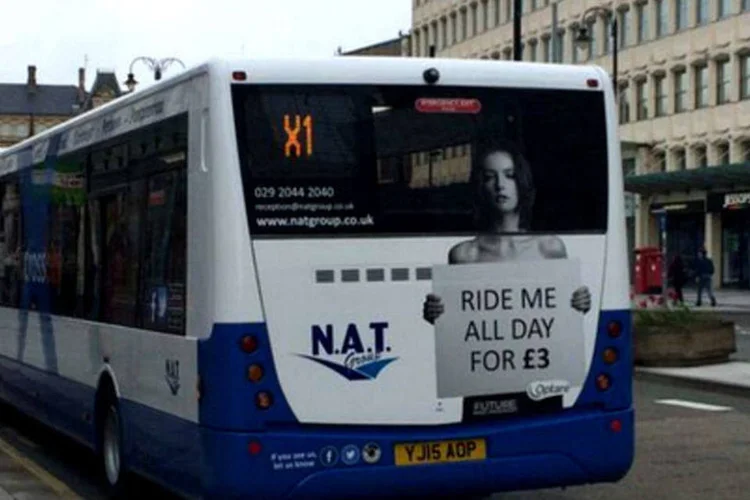 Campanha em ônibus de Cardiff: revolta pelo tom ofensivo do anúncio (Reprodução)