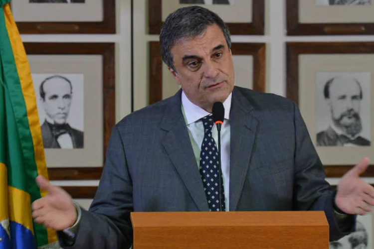 
	Ministro da Justi&ccedil;a, Jos&eacute; Eduardo Cardozo: al&eacute;m do enterro simb&oacute;lico, o grupo faz um panela&ccedil;o e distribui apitos para as pessoas que passam pela rua
 (Antonio Cruz/Agência Brasil)