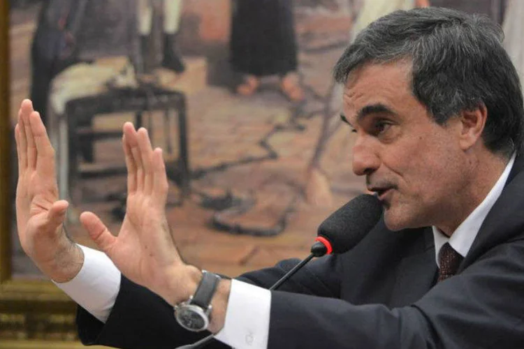 
	Chefe da PF, Jos&eacute; Eduardo Cardozo, sobre Aloisio Mercadante e Edinho Silva: &quot;Conhe&ccedil;o os dois h&aacute; muitos anos e minha convic&ccedil;&atilde;o &eacute; de que jamais se envolveriam em qualquer tipo de ato il&iacute;cito&quot;
 (Valter Campanato/Agência Brasil)