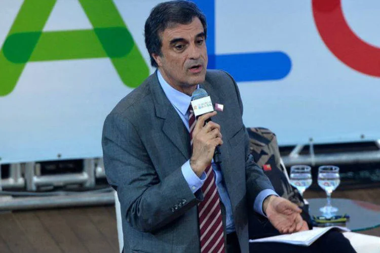 
	Jos&eacute; Eduardo Cardozo, ministro da justi&ccedil;a: &quot;em vez de arm&aacute;-las, &eacute; fundamental desarmar as pessoas para combater a viol&ecirc;ncia&quot;
 (Wilson Dias/Agência Brasil)