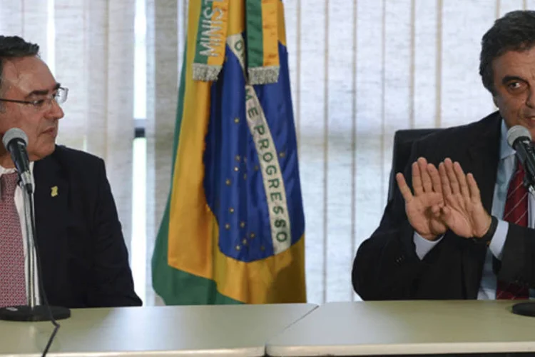 
	O governador de Santa Catarina, Jo&atilde;o Raimundo Colombo, e o ministro da Justi&ccedil;a, Jos&eacute; Eduardo Cardozo:&nbsp;o governador enfatizou que as a&ccedil;&otilde;es neste fim de semana quebraram a &ldquo;espinha dorsal do crime organizado&rdquo;.

