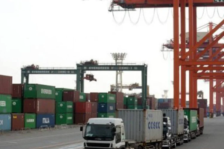 
	Terminal de cargas de T&oacute;quio: o d&eacute;ficit comercial alcan&ccedil;ou 549 bilh&otilde;es de ienes em outubro, uma alta de 94% na compara&ccedil;&atilde;o com o mesmo m&ecirc;s de 2011
 (Yoshikazu Tsuno/AFP)