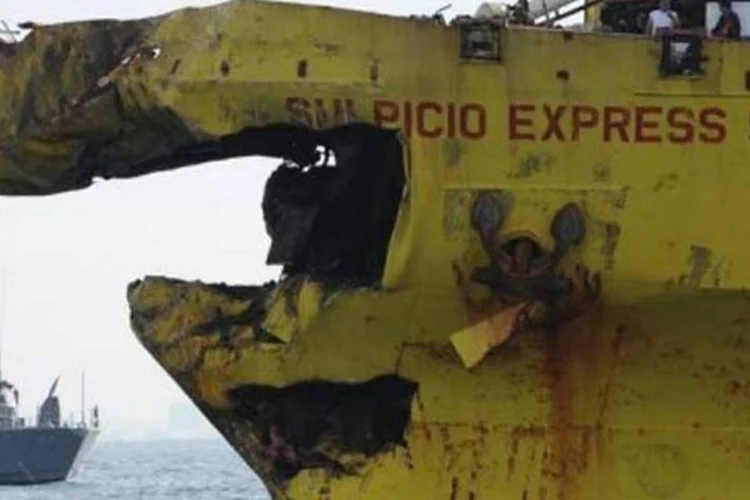 Navio cargueiro das Filipinas destruído em 17 de agosto (©afp.com / Ted Aljibe)