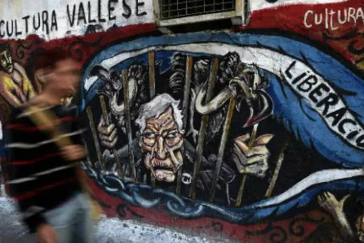 Grafite em Buenos Aires exibe caricatura do juiz americano Thomas Griesa atrás das grades junto com fundos abutres (Juan Mabromata/AFP)