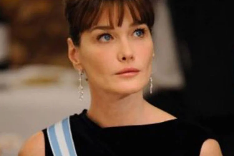 Carla Bruni: cantora franco-italiana tem imagem eternizada em estátua na qual figura como operária italiana (Eric Feferberg/AFP)