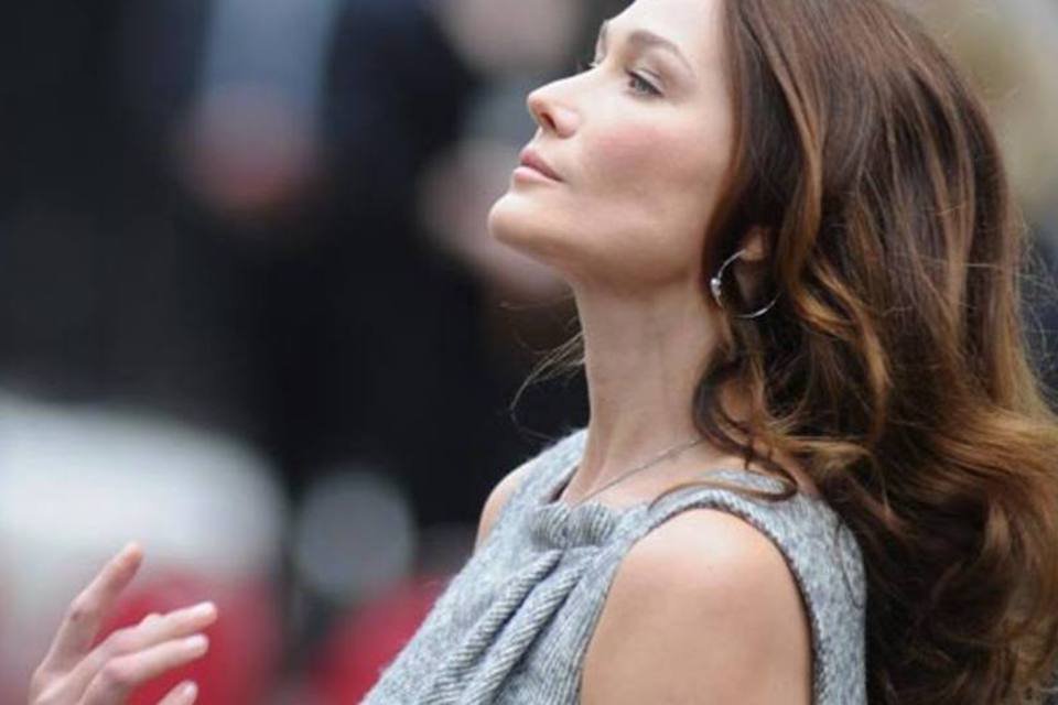 Após derrota de Sarkozy, Carla Bruni quer retomar música