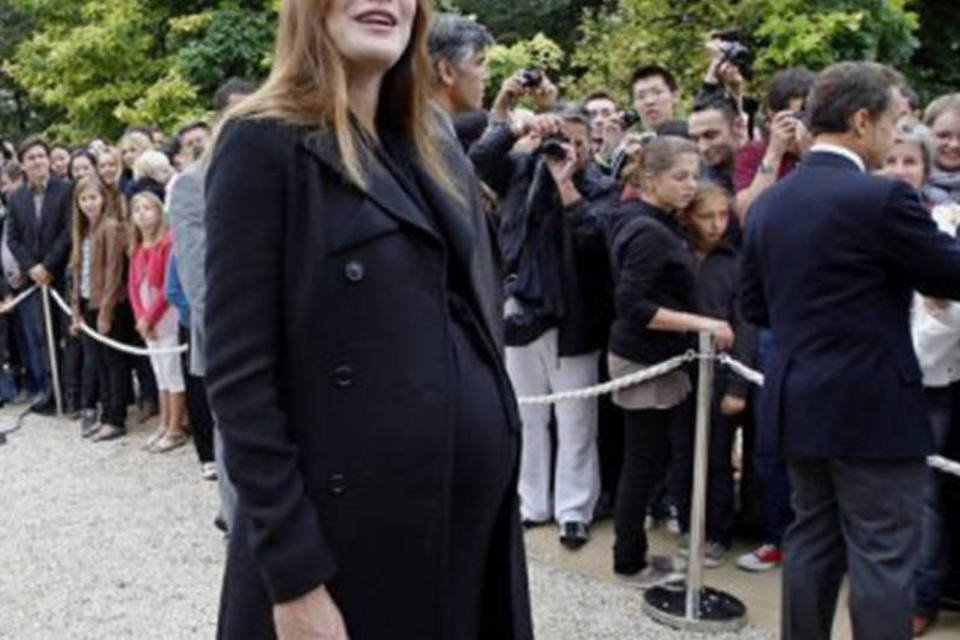 Carla Bruni está internada em clínica para dar à luz, diz imprensa francesa