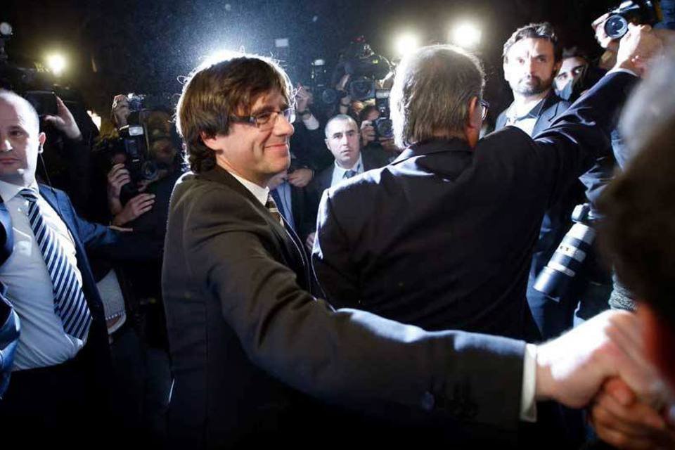 Separatista Puigdemont assume a presidência da Catalunha
