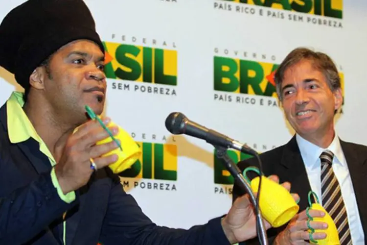 Carlinhos Brown mostra instrumento da Copa do Mundo de 2014 (Glauber Queiroz/ME)