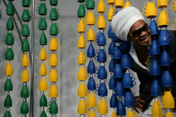 
	Evento teste para Copa das Confedera&ccedil;&otilde;es e Copa do Mundo, que visava avaliar a aceita&ccedil;&atilde;o e rea&ccedil;&atilde;o do p&uacute;blico &agrave; caxirola, criada pelo m&uacute;sico baiano Carlinhos Brown
 (Fabio Rodrigues Pozzebom/ABr)