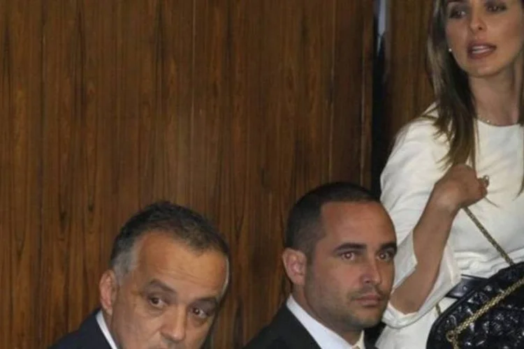 
	Carlinhos Cachoeira com sua mulher, Andressa Mendon&ccedil;a: ap&oacute;s seu casamento no fim do ano passado, Cachoeira viajou para um resort de luxo na Bahia
 (José Cruz/Agência Brasil)