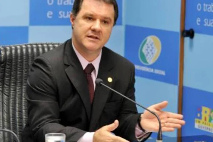 O ministro Carlos Eduardo Gabas disse que há possibilidade de encontrar outra fonte de recursos para o reajuste de 7,7%.  (.)