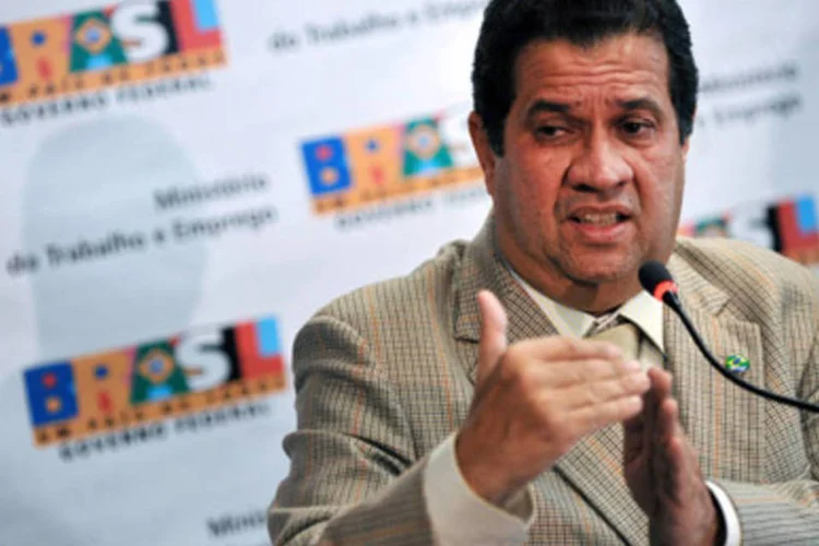 Ministro do Trabalho, Carlos Lupi, comemora recorde de vagas (.)