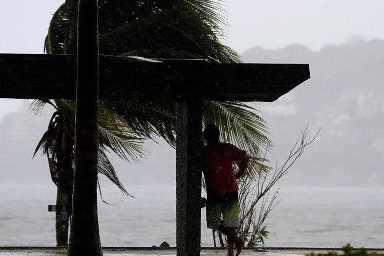 
	Morador em meio &agrave; tempestade Carlos, em Acapulco, no M&eacute;xico
 (REUTERS/Claudio Vargas)