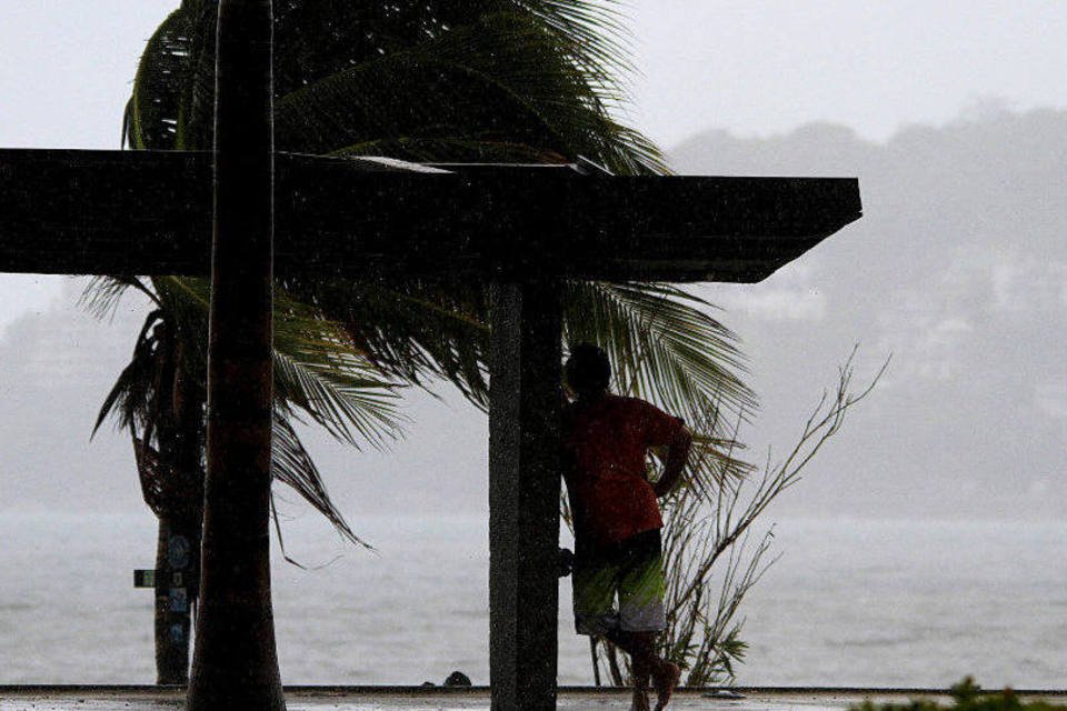 Tempestade Carlos se aproxima de porto no Pacífico mexicano