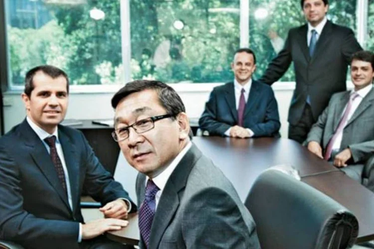 Carlos Takahashi (ao centro), diretor-presidente da BBDTVM, no Rio: equipe afiada garantiu a liderança (Marcelo Correa/EXAME.com)