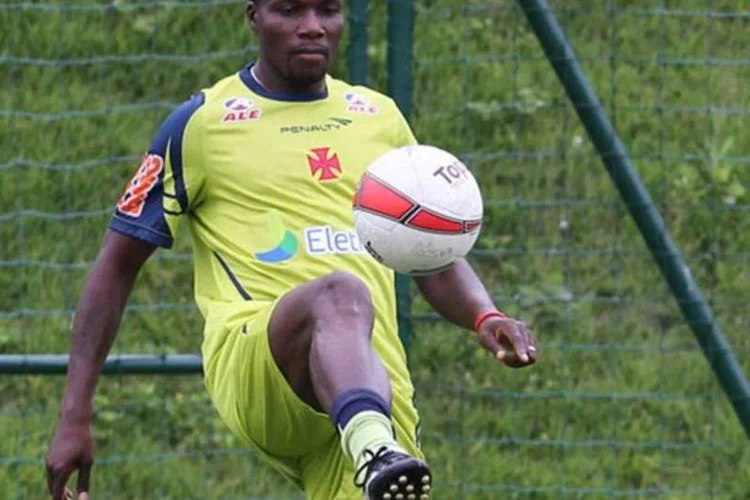 O atacante Carlos Tenório, nova contratação do Vasco: clubes brasileiros se reforçam com sul-americanos  (Marcelo Sadio/vasco.com.br)