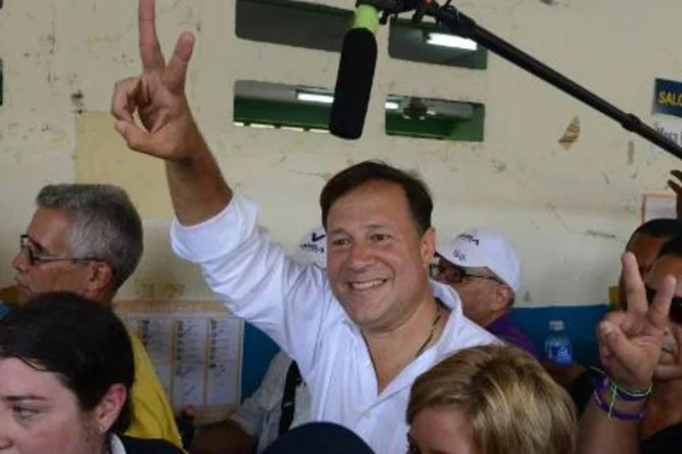 
	O presidente eleito do Panam&aacute;, Juan Carlos Varela, cumprimenta seus simpatizantes: ele &eacute; empres&aacute;rio e foi vice-presidente no governo de Ricardo Martinelli&nbsp;
 (Orlando Sierra/AFP)
