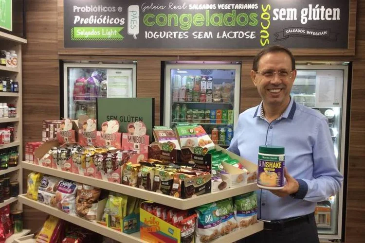 O empresário Carlos Wizard na loja Mundo Verde do shopping Iguatemi de Campinas (Mariana Desidério/Exame.com)