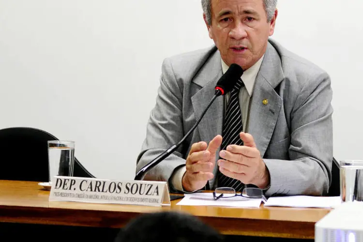 
	Carlos Souza (PSD-AM): &quot;Sinto-me desmotivado para continuar no exerc&iacute;cio do cargo&quot;
 (Gustavo Lima/Câmara dos Deputados)