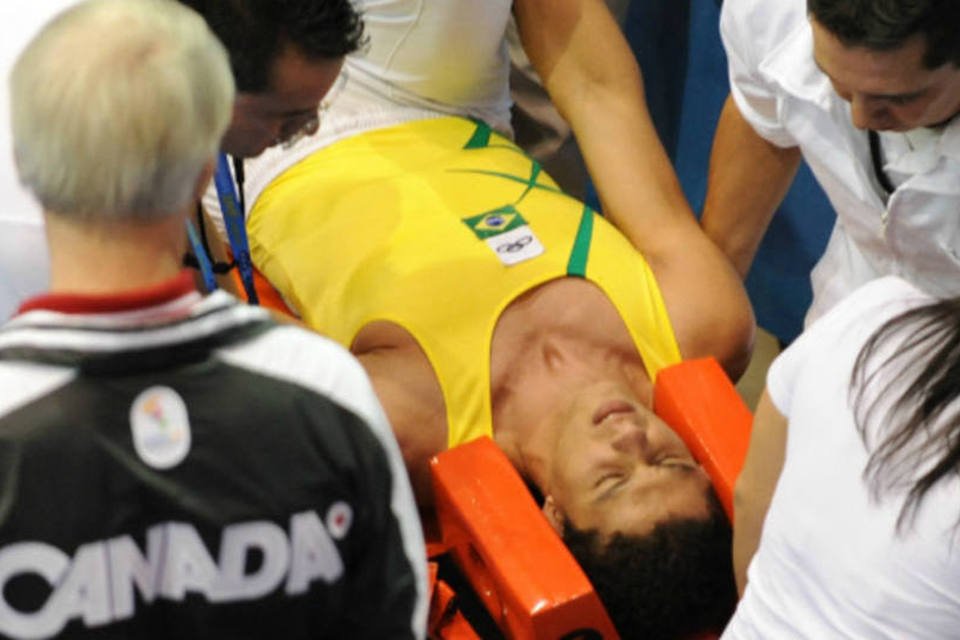 Ginasta brasileiro cai de trampolim e vai a hospital