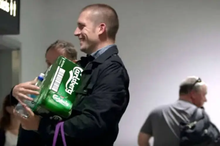 Campanha da Carlsberg: cerveja de graça na esteira do aeroporto (Reprodução)