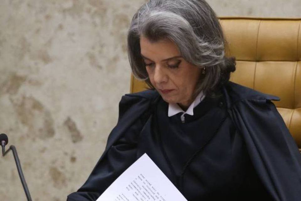 
	STF: a nova presidente do Supremo come&ccedil;ou seu discurso cumprimentando o &quot;cidad&atilde;o brasileiro&quot; e n&atilde;o &agrave;s autoridades das diferentes esferas do poder
 (Wilson Dias/Agência Brasil)