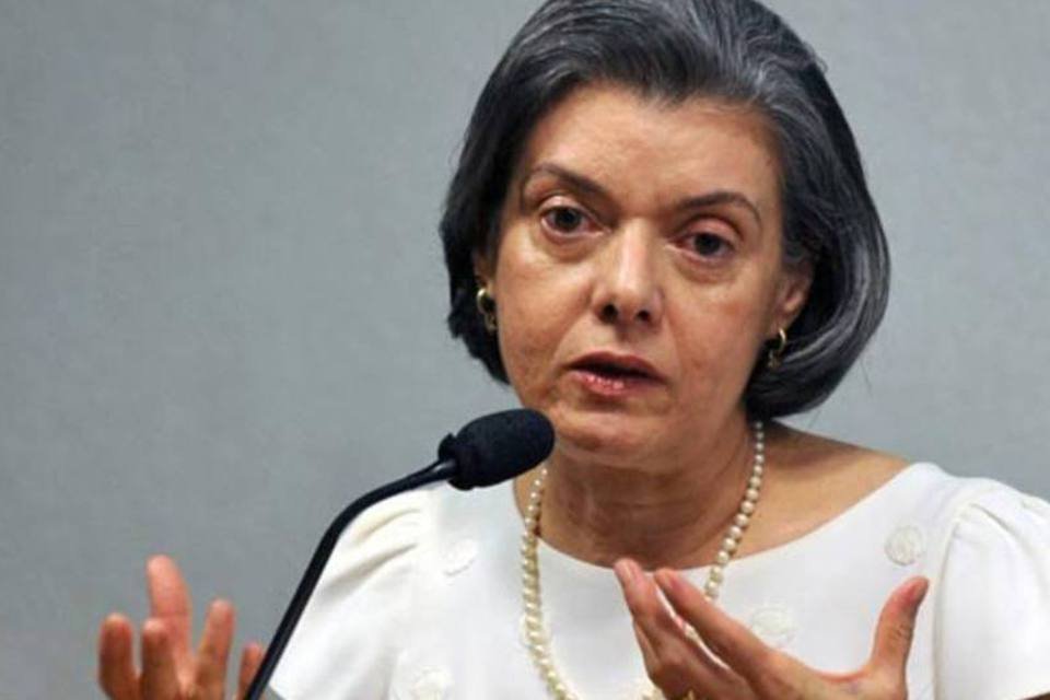 Ministra Cármen Lúcia divulga contracheques na internet