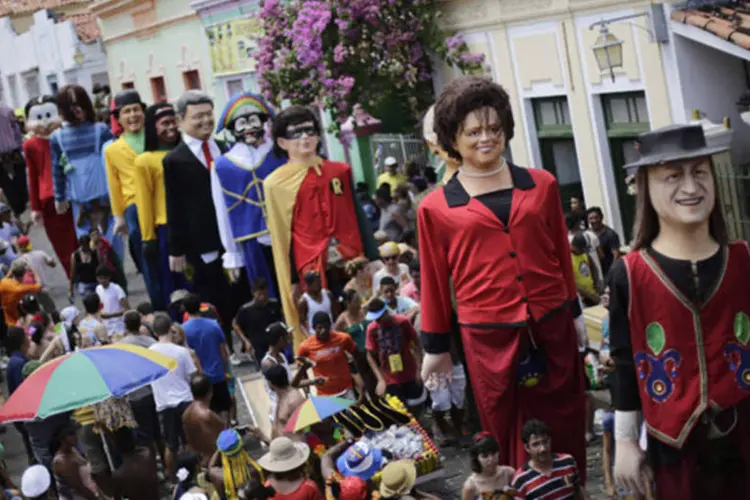 Foliões carregam os bonecos gigantes durante o desfile de carnaval em Olinda, no estado de Pernambuco (Ueslei Marcelino/Reuters)