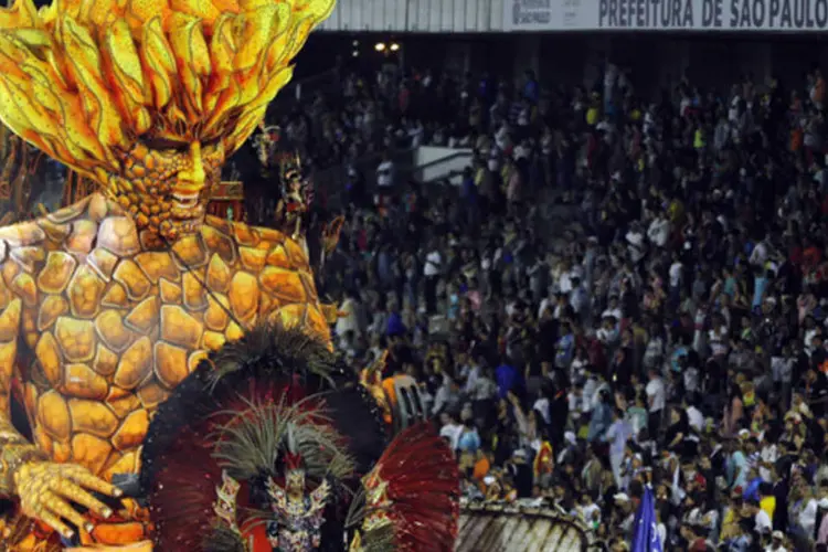 Foliões da escola de samba Império da Casa Verde durante o desfile do grupo especial do Carnaval de São Paulo, no Sambódromo (Paulo Whitaker/Reuters)