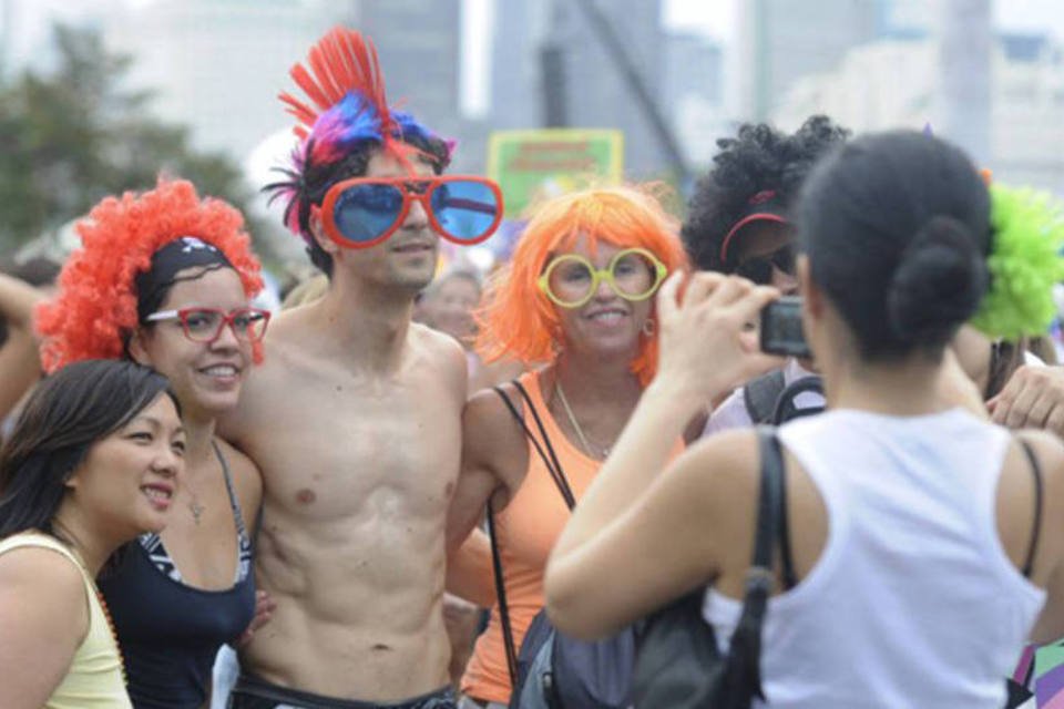 Homens fantasiados fazem arrastão em metrô do Rio