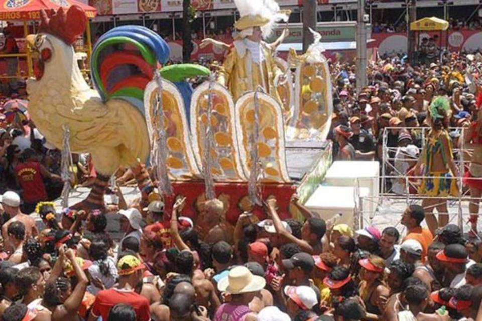 Multidão acompanha o Galo da Madrugada no Recife