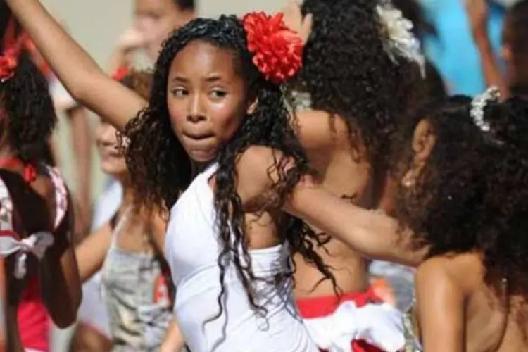 Integrantes de uma escola de samba mirim carioca ensaiam para o desfile (©afp.com / Vanderleialmeida)