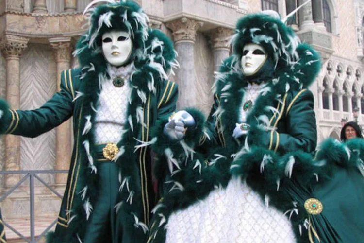 
	Carnaval de Veneza: em Veneza se evoca um cen&aacute;rio rom&acirc;ntico do s&eacute;culo 18.
 (Wikimedia Commons)