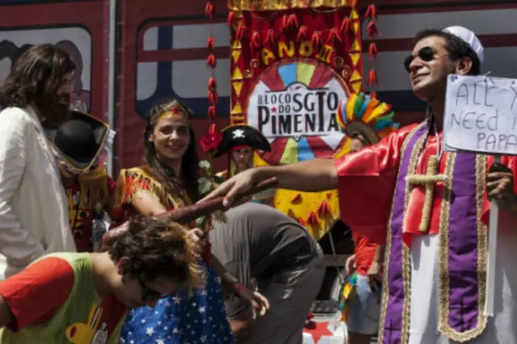 
	Bloco de Carnaval de rua: n&uacute;mero supera o de cerca de 830 mil pessoas que pularam nos blocos no &uacute;ltimo final de semana antes do Carnaval do ano passado
 (REUTERS/Ana Carolina Fernandes)