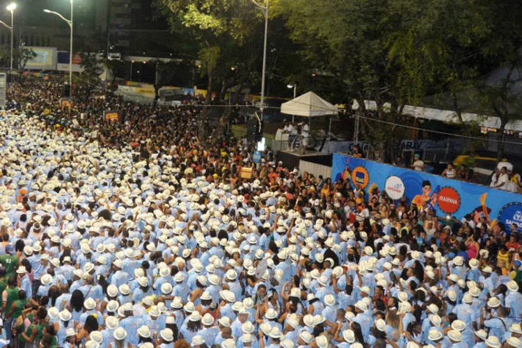 Foliões no Carnaval de Salvador: um dos gêneros baianos mais famosos, o axé, completa 30 anos em 2015 (Rita Barreto/Bahiatursa)