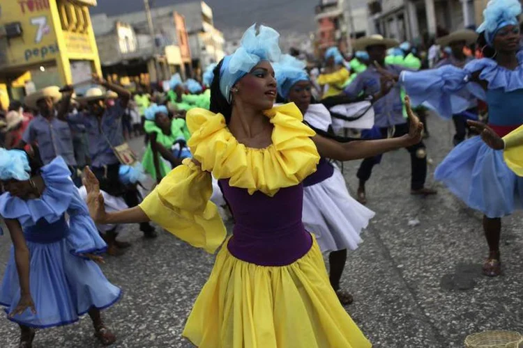 
	Carnaval no Haiti: o carro aleg&oacute;rico transportava um popular grupo de rap haitiano, quanto atingiu um cabo de alta tens&atilde;o
 (Reuters/Andres Martinez Casares)