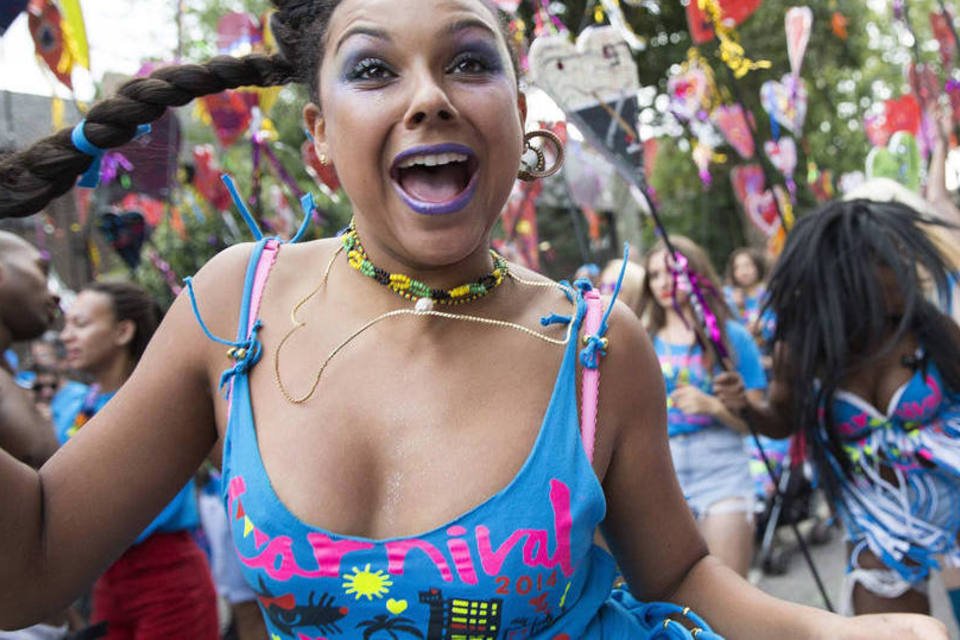 Começa o colorido carnaval londrino de Notting Hill