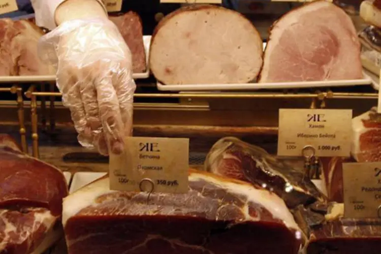 Cortes de carne em uma loja em São Petersburgo: Rússia aliviou levemente um embargo a importações de carne dos EUA ao permitir compras de carne de porco produzida em duas unidades da Smithfield Foods (Alexander Demianchuk/Reuters)