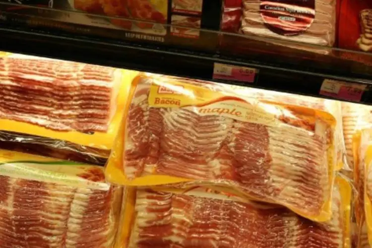 Carne processada é exposta em gôndola de supermercado (Joe Raedle/AFP)
