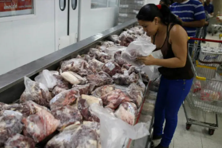 
	Consumidora escolhe carne em supermercado: destaque ficou para o avan&ccedil;o de 6,16 por cento dos produtos agropecu&aacute;rios, ap&oacute;s recuo de 0,61 por cento em fevereiro
 (REUTERS/Jorge Silva)