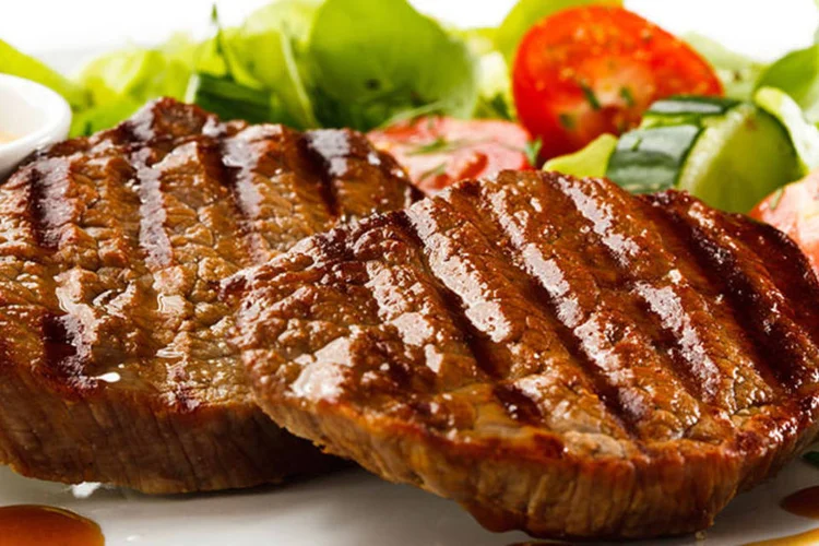 Carne: quantidade recomendada é de no máximo 70 gramas por dia para homens e 55 gramas para mulheres (ThinkStock)