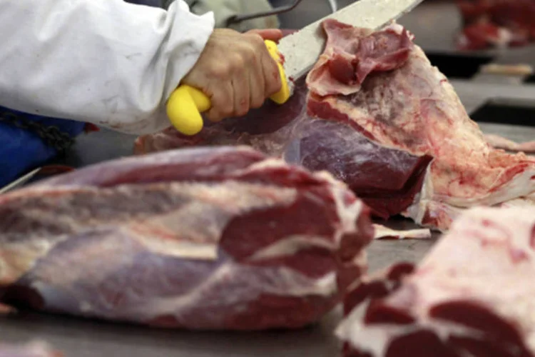 
	Trabalhador corta carne em abatedouro do grupo Marfrig: n&atilde;o foram fornecidos dados comparativos
 (Paulo Whitaker/Reuters)