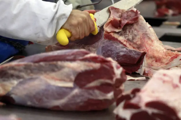 
	Trabalhador corta carne: de janeiro a outubro, os sul-coreanos compraram 15 toneladas de carne processada brasileira
 (Paulo Whitaker/Reuters)