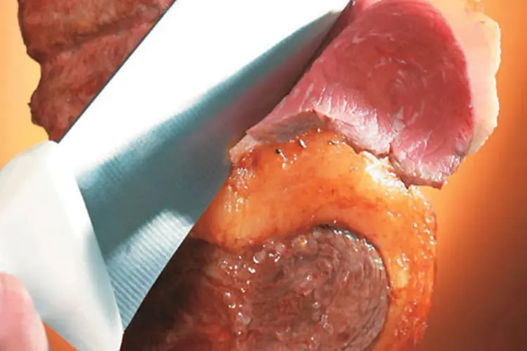 
	Carne vermelha: segundo uperquisa, o metabolismo da subst&acirc;ncia L-carnitina por bact&eacute;rias no intestino produz uma subst&acirc;ncia que favorece o ac&uacute;mulo de gordura nas paredes arteriais
 (Leo Feltran)