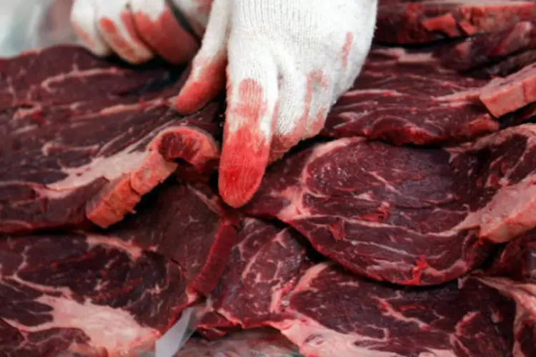 
	Carne bovina:&nbsp;frigor&iacute;ficos brasileiros t&ecirc;m conseguido compensar a queda na varia&ccedil;&atilde;o do pre&ccedil;o m&eacute;dio da carne com a conquista de novos mercados e amplia&ccedil;&atilde;o da quantidade de carne exportada
 (Chung Sung-Jun/Getty Images)