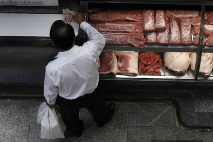 
	Um cliente paga por sua carne no Mercado Municipal, em S&atilde;o Paulo
 (Nacho Doce/Reuters)