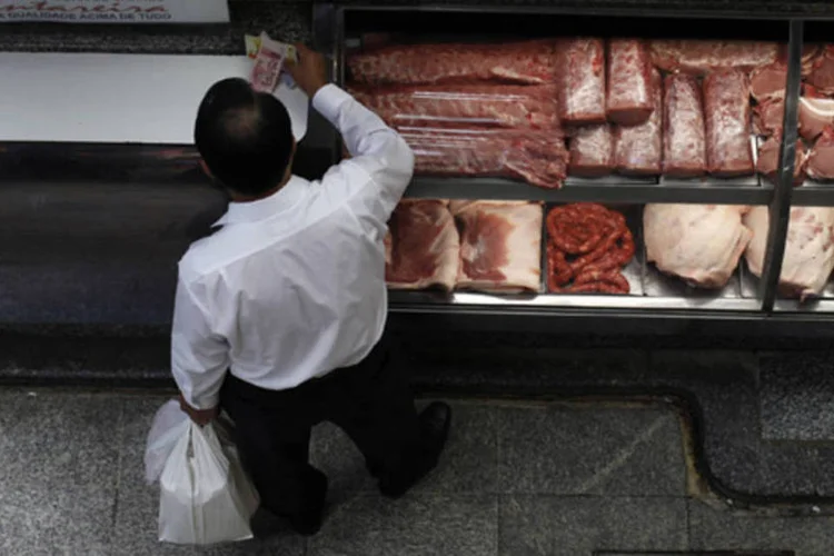 
	Um cliente paga por sua carne no Mercado Municipal, em S&atilde;o Paulo
 (Nacho Doce/Reuters)